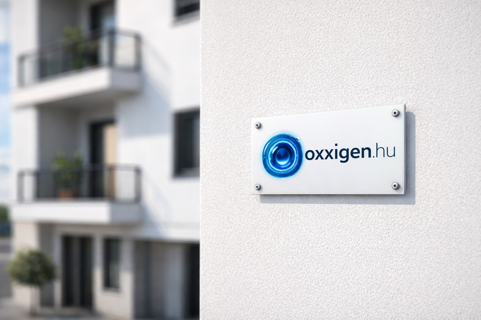 Falra szerelt cégtábla plexi